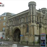 Riverview 1 Bed Apartment With Parking By Cozynest