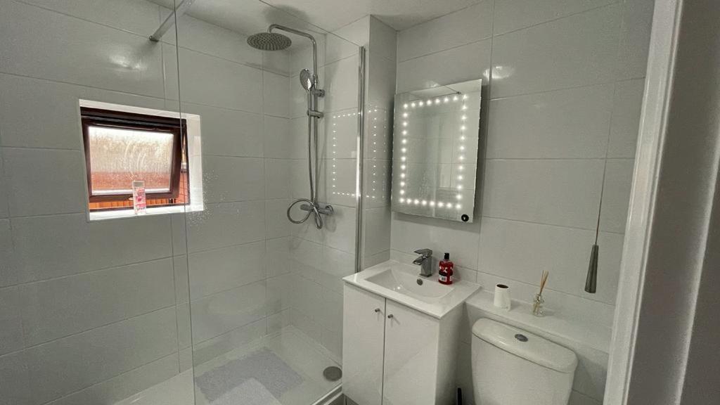 Riverview 1 Bed With Parking By Cozynest Apartment Reading
