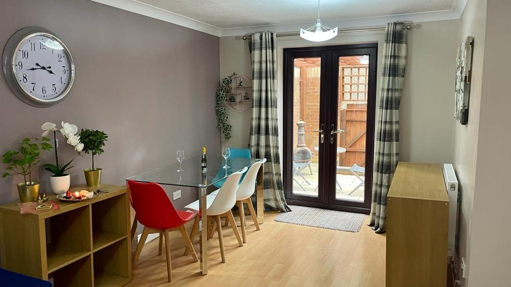 Riverview 1 Bed With Parking By Cozynest