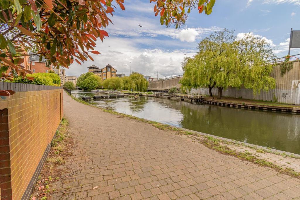 Apartment Riverview 1 Bed With Parking By Cozynest Reading